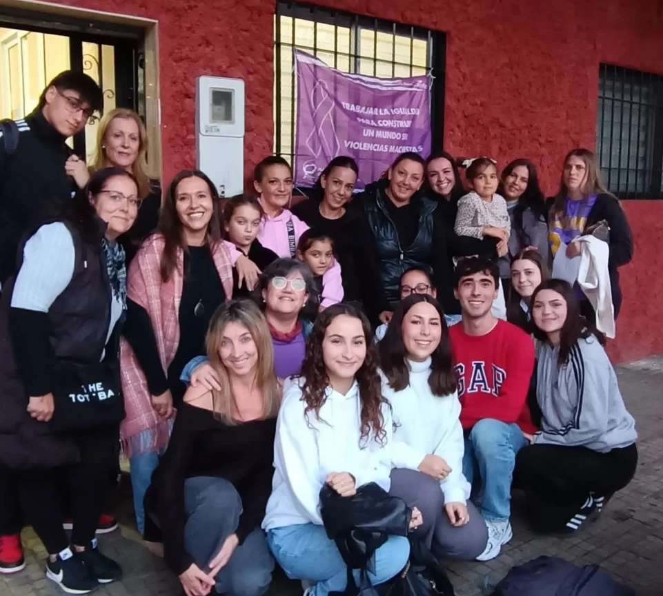 Equipo y participantes de Ariadna en una actividad comunitaria