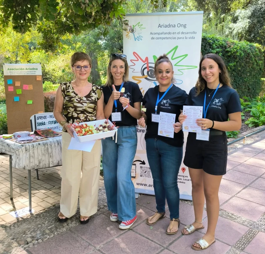 Voluntarias de Ariadna en un stand solidario